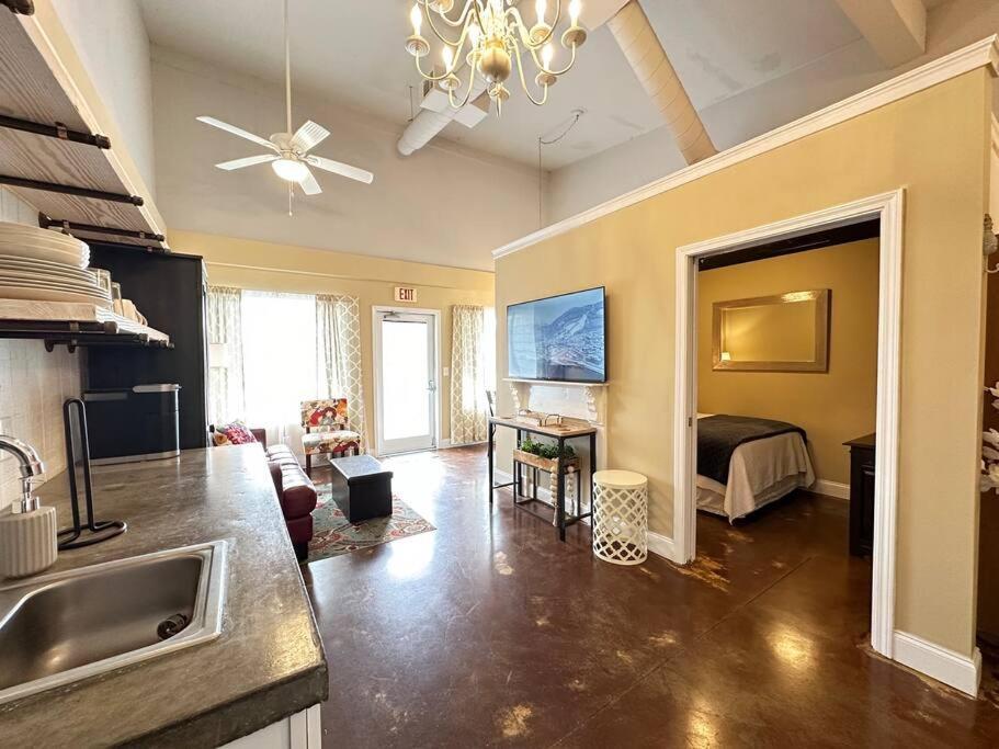 Haven At Hazel~Downtown Bungalow Demorest Exterior photo